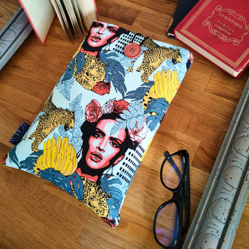 Protège ton livre avec style grâce à la housse « FRIDA » : une couverture textile colorée, inspirée de l’univers audacieux de Frida Kahlo. Idéale pour lectrices nomades, elle protège ton roman partout, du métro au canapé.