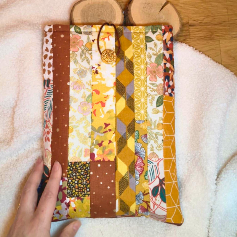 Pochette de livre KLIMT en patchwork de tissus réutilisés aux tons dorés et floraux, accessoire de lecture artisanal unique