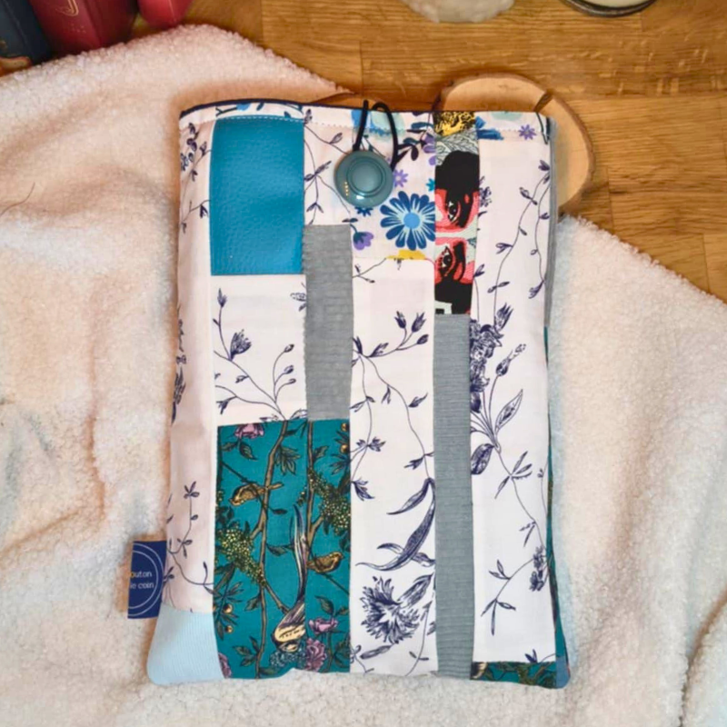 Pochette de livre unique Blueice en tissus réutilisés, tons bleus et motifs floraux, accessoire de lecture artisanal