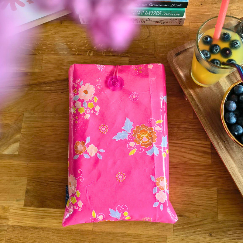 pochette de livre imperméable fleurie rose en coton enduit pour protéger un roman dans un sac lectrice