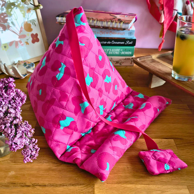 Coussin de livre berlingot rose fleuri fait main maintenant un livre ouvert pour une lecture confortable sans effort avec un livre lourd