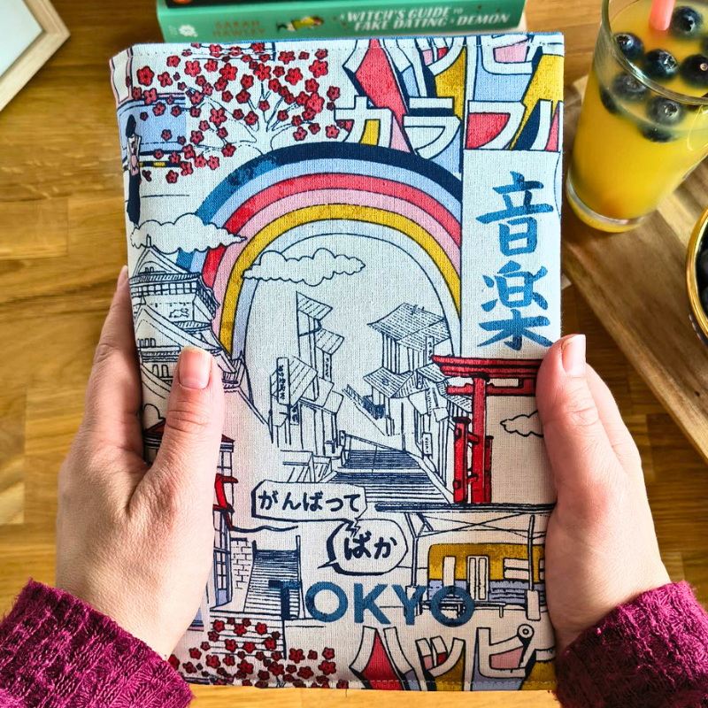 Protège ton livre ou ton roman avec la pochette “Panda Tokyo” en tissu illustré. Inspirée du Japon, elle apporte une touche graphique et colorée à tes moments de lecture tout en protégeant efficacement tes livres.